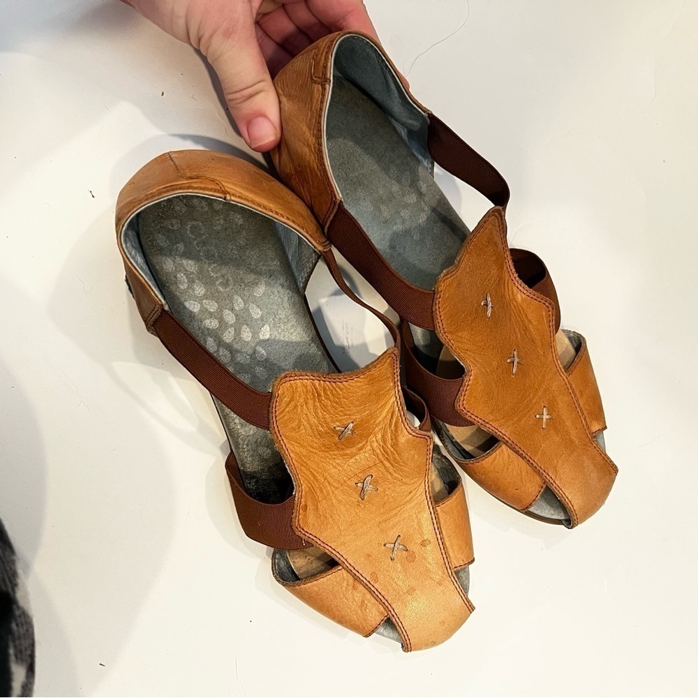 Cloud camel tan leather sandals size 39
